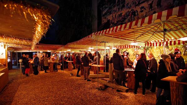 Am Spielzeugmuseum Nürnberg, in der Karlstraße 17 gibt es im Glühschwein Frankenglühwein, Gin-Punsch, Bratwurst und Leberkäse, Suppen und Lebkuchen. Das hier ist längst kein Geheimtipp mehr, schön und lauschig ist es dort dennoch. Mit Lichterketten und kleinen leuchtenden Schweinen verwandelt sich die Bude in ein wahres Winterwunderland. Von Dienstag bis Samstag hat das Glühschwein ab 15 Uhr und bis 22 Uhr geöffnet. Sonntags ist zwischen 14 Uhr und 22 Uhr Betrieb. Der Eintritt ist frei.