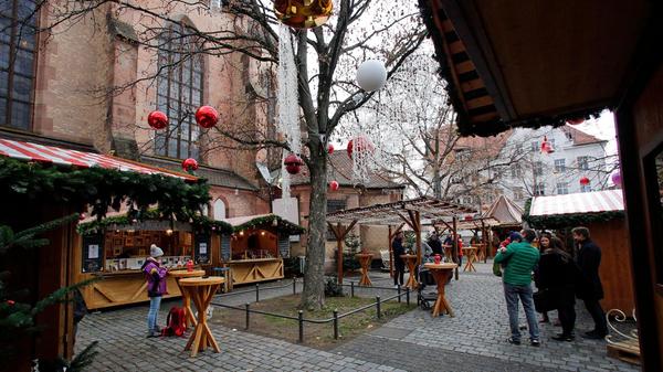 Der GOHO HOHO, der Gostenhofer Adventszauber, findet auch in diesem Jahr wieder statt. An der Dreieinigkeitskirche in Nürnberg-Gostenhof gibt es von Dienstag, Mittwoch und Sonntag von 12 Uhr bis 21 Uhr und Donnerstag, Freitag und Samstag von 12 Uhr bis 23 Uhr neben Glühbier und Granatapfelglühwein auch einen klassischen roten Glühwein, die zuckerärmere Rote Lisl, aber auch einen Orange-Ingwer Glühwein. Natürlich wird in rauen Mengen Schanzenbräu ausgeschenkt. Außerdem gibt es Gegrilltes, Spaghetti im Parmesanlaib mit Trüffelsoße, Churros und mehr. In der Dreieinigkeitskirche gibt es als Rahmenprogramm immer wieder Konzerte und mehr.