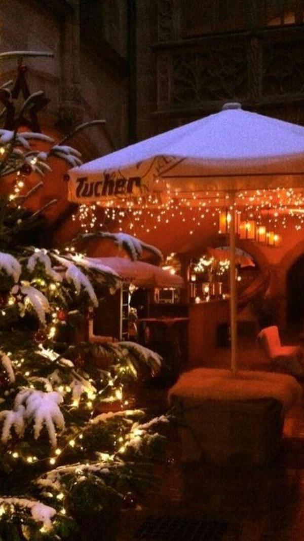 Das Weihnachtslager in der historischen Ratsgasse im Alten Rathaus in Nürnberg ist jedes Jahr gemütlich eingerichtet. Besucher können hier täglich bis zum 23. Dezember unter einer Überdachung zwischen Fellen und Lichterketten sitzen. Getränke wie "Heiße Zwetschge", Obst- und Beerenglühwein, Weihnachtsbier und ein warmer Eintopf sorgen dort für das richtige Flair. Da das Weihnachtslager sehr beliebt ist, sollten Sie rechtzeitig vor Ort sein, um noch einen Platz zu bekommen.