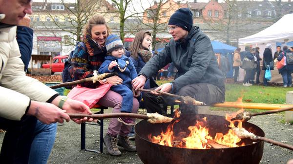 Am 30. November (11-19 Uhr) und 1. Dezember (11-18 Uhr) ist der beliebte Winterkiosk auf dem AEG Gelände in Nürnberg zugegen. Im Fokus stehen wie immer: kreative Ideen, soziale Projekte, gesundes Essen, faire und umweltschonende Produktionsprozesse, handgefertigtes und langlebiges Kunst-/Handwerk & Design. Mehr als 100 Ausstellende zeigen dort ihre Arbeiten zwischen Keramik, Papeterie, Holzkunst, Mode oder Schmuck. Rundherum gibt es Workshops und Mitmach-Aktionen, außerdem ist kulinarisch einiges geboten. Der Eintritt kostet sechs Euro, Kinder bis 14 Jahre dürfen für Umme rein.