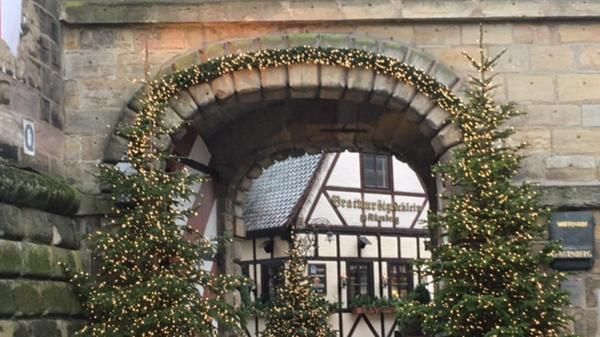Im Handwerkerhof im Königs- und Frauentorzwinger 5b weihnachtet es erneut. Beim "Café in der 12" kann man im urigen Hof einen würzigen Glühwein genießen. Dazu gibt es selbstgebackenen Kuchen. In der fränkischen Weinstube gibt es leckeren Heidelbeerglühwein und traditionelle deutsche Gerichte. Im Bratwurst Glöcklein kann man, wie der Name vermuten lässt, Nürnberger Bratwürstchen essen. In der Vorweihnachtszeit gibt es vor dem Restaurant auch einen Stand, der "Drei im Weckla" verkauft. Im oder auf dem Balkon Nürnberg im Handwerkerhof gibt es auch weihnachtliche Heißgetränke und Bier.