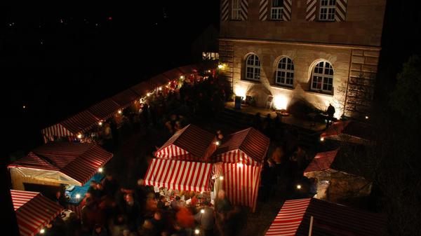 Am ersten Adventswochenende, am 30. November und 1. Dezember, wird es im Zeltnerschloss in der Gleißhammerstr. 6 weihnachtlich. Der Weihnachtsmarkt lädt für zwei Tage auf die idyllische Insel ein. Rund um das Zeltnerschloss stehen am Samstag zwischen 13 und 19 Uhr sowie am Sonntag von 12 Uhr bis 18 Uhr liebevoll geschmückte Buden mit Geschenkideen und Weihnachtsleckereien bereit. Musikgruppen der Scharrerschule, Gospel- und Posaunenchöre stimmen dort auf den Advent ein.