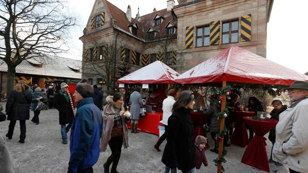 Am Samstag, 7. Dezember und Sonntag, 8. Dezember, geht es in Schloss Almoshof in Nürnberg weihnachtlich zu. Drinnen wie draußen verkaufen über 30 Anbietende ihre weihnachtlichen Produkte und Handwerkskunst: Gestricktes, Genähtes, Glaskunst, Imkerei-Produkte, Schafprodukte, Kerzen, Kinderaccessoires, Taschen und Schmuck und vieles mehr locken auf das Gelände des Holzschuher-Schlösschens ein. Kinder können Kerzen gestalten und Honig-Lebkuchen backen. Das Kunstcafé ist geöffnet und serviert selbst gebackenen Kuchen und Snacks. Auf der Bühne stehen Gesangsvereine und Frauenchöre aus dem Nürnberger Norden, wie Femmes Musicales oder Frau Johannis Jodeltrio. Das Nürnberger Christkind fliegt am Samstag um 15 Uhr ein. Der Eintritt ist frei.