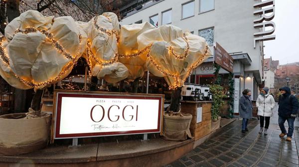 Die Oggi Trattoria, in der Augustinerstraße 2 (nahe der Confiserie Neef) lädt zu einem italienisch anmutenden Weihnachtstreff, die Oggi Winterbar. Dort gibt es Winzerglühwein, Vino, Bombardino, heiße Cocktails, kleine Pizzen und italienische Eintöpfe. Geöffnet ist hier von Montag bis Donnerstag ab 17 Uhr sowie am Freitag bis Sonntag ab 14 Uhr.