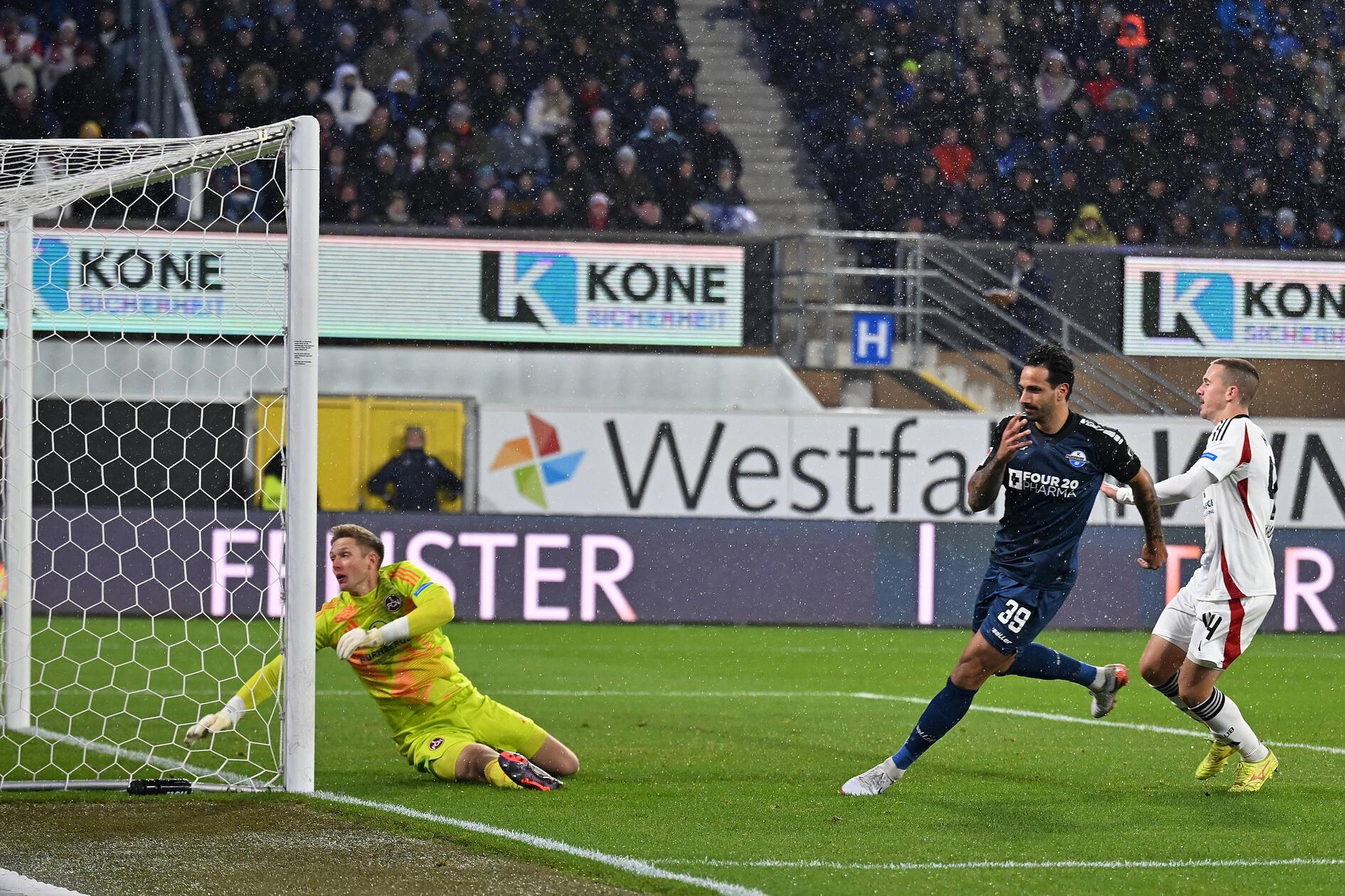 Bereits in der sechsten Minute trifft der Paderborner Adriano Grimaldi zum 1:0.