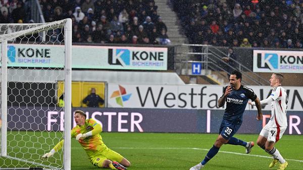 Bereits in der sechsten Minute trifft der Paderborner Adriano Grimaldi zum 1:0.