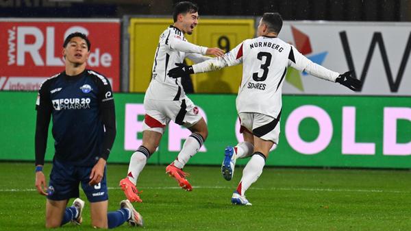 Jubel bei Torschütze Soares, Enttäuschung bei Paderborns Santiago Castaneda. Beide liegen im Fußball oft nahe beieinander.