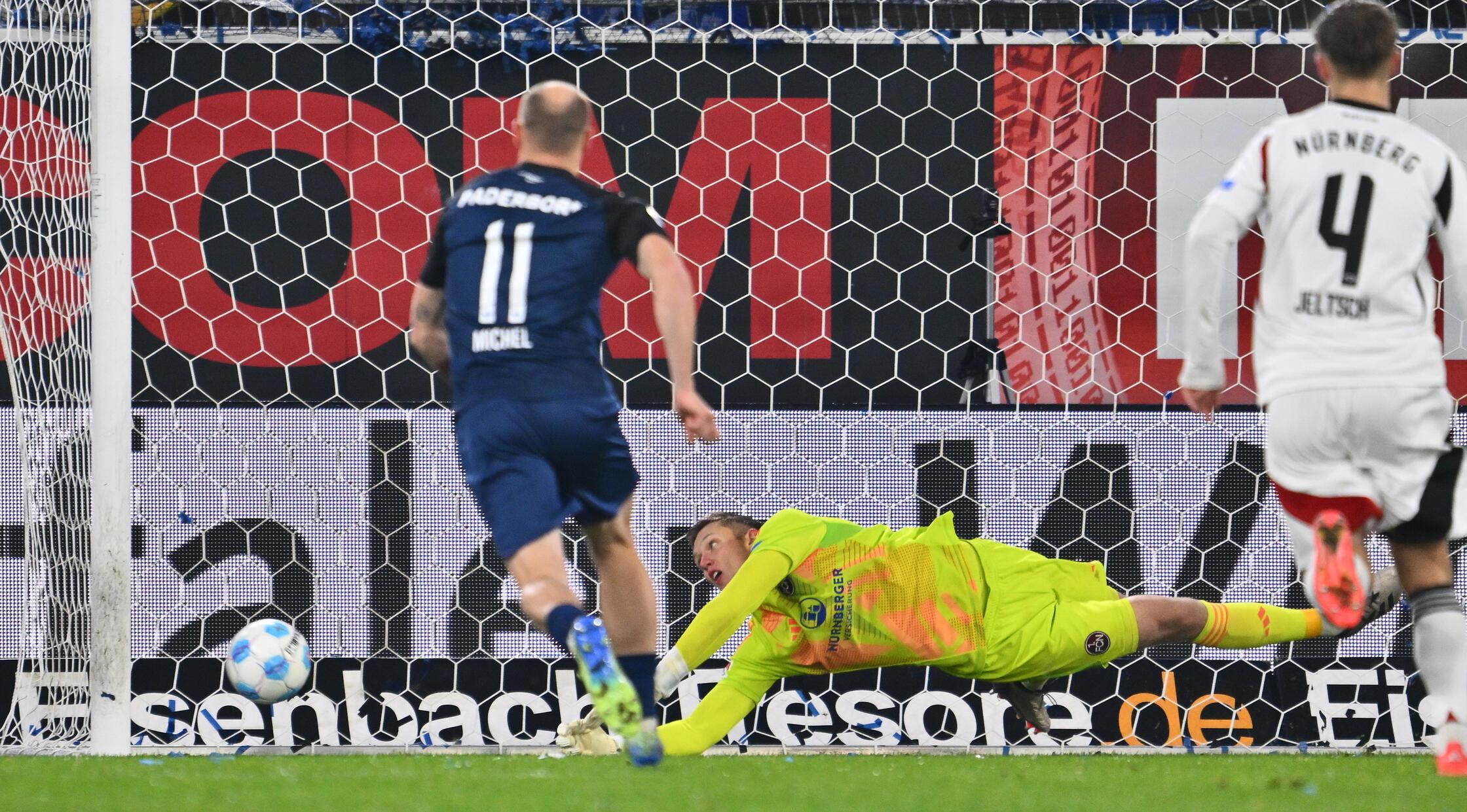 Doch das 2:2 lässt nicht lange auf ihn warten. Der Videoschiedsrichter entscheidet nach Soares-Foul auf Elfmeter für die Hausherren - die zum Ausgleich verwandeln.