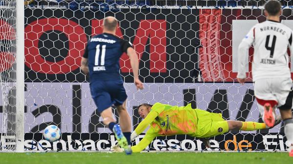 Doch das 2:2 lässt nicht lange auf ihn warten. Der Videoschiedsrichter entscheidet nach Soares-Foul auf Elfmeter für die Hausherren - die zum Ausgleich verwandeln.