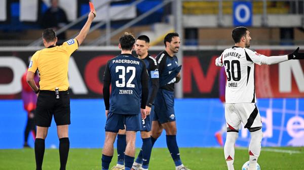 Es wird hitzig: Adriano Grimaldo sieht in der 78. Minute Rot nach einem Ellbogenschlag.