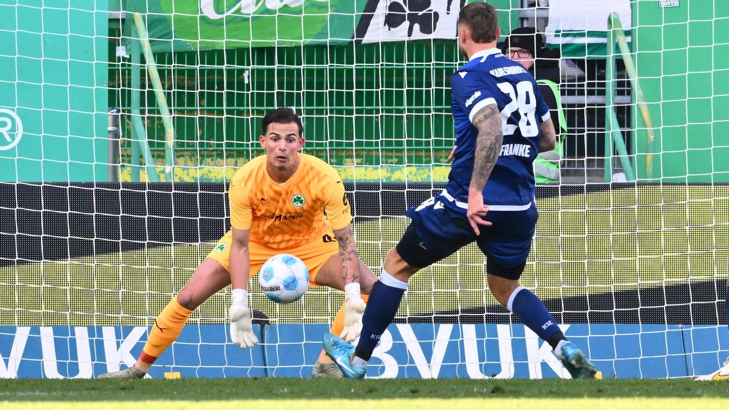 23.11.2024 --- Fussball --- Saison 2024 2025 --- 2. Fussball - Bundesliga --- 13. Spieltag: SpVgg Greuther Fürth ( Kleeblatt ) - Karlsruher SC KSC Karlsruhe --- Foto: Sportfoto Zink/WoZi --- xwoxzix --- DFL regulations prohibit any use of photographs as image sequences and/or quasi-video - only for editorial use --- Nahuel Noll (44, SpVgg Greuther Fürth ) Marcel Franke (28, Karlsruher SC KSC ) 23.11.2024 --- Fussball --- Saison 2024 2025 --- 2. Fussball - Bundesliga --- 13. Spieltag: SpVgg Greuther Fürth ( Kleeblatt ) - Karlsruher SC KSC Karlsruhe --- Foto: Sportfoto Zink/WoZi --- xwoxzix --- DFL regulations prohibit any use of photographs as image sequences and/or quasi-video - only for editorial use --- Nahuel Noll (44, SpVgg Greuther Fürth ) Marcel Franke (28, Karlsruher SC KSC )