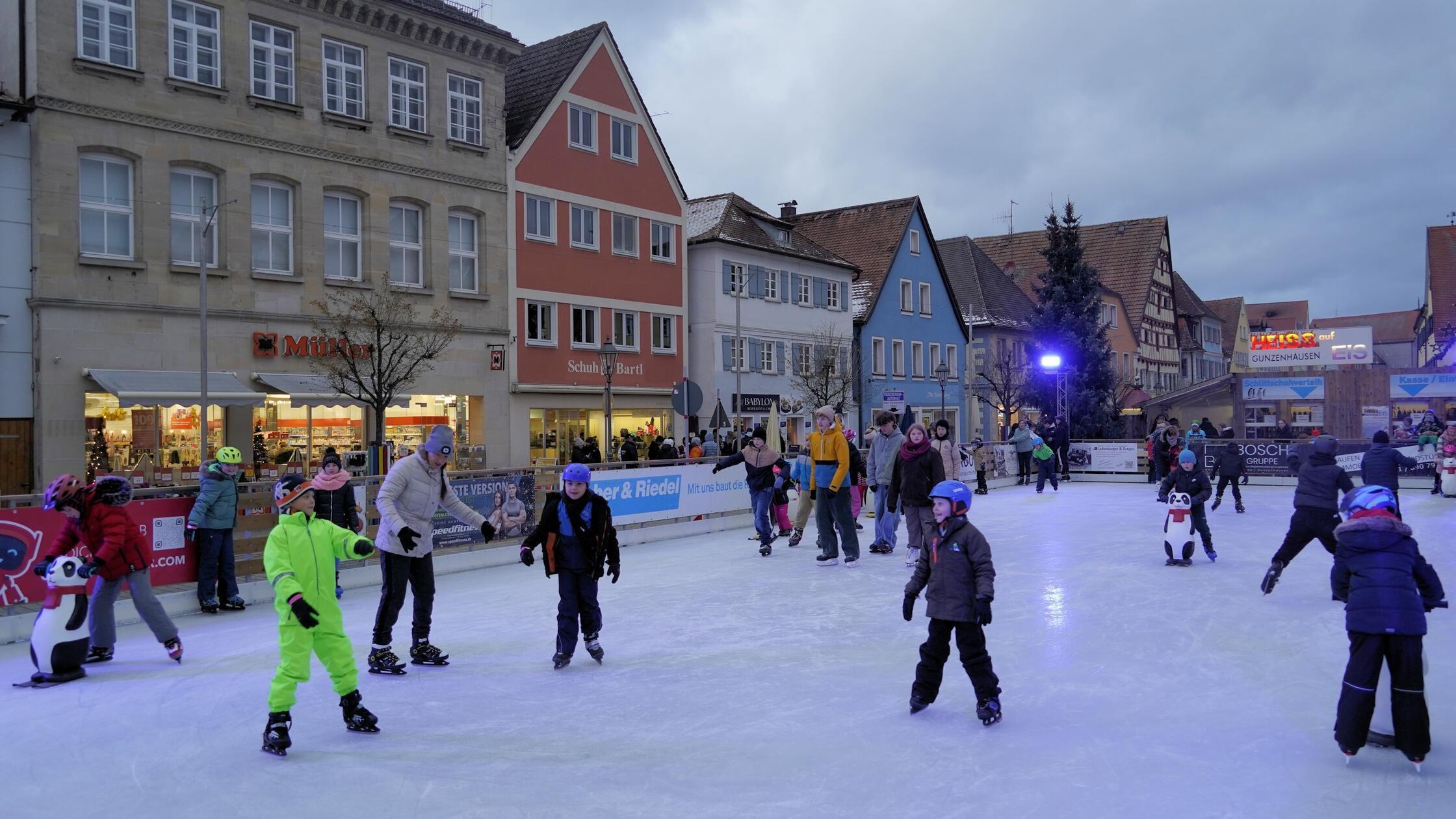 Eislauf-Profis und erste Gleitversuche: Die Eisbahn in Gunzenhausen hat er&ouml;ffnet