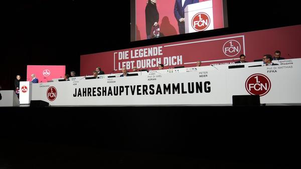 15 Personen, 14 Männer und eine Frau (Sandra Hummel) sitzen auf dem Podest...