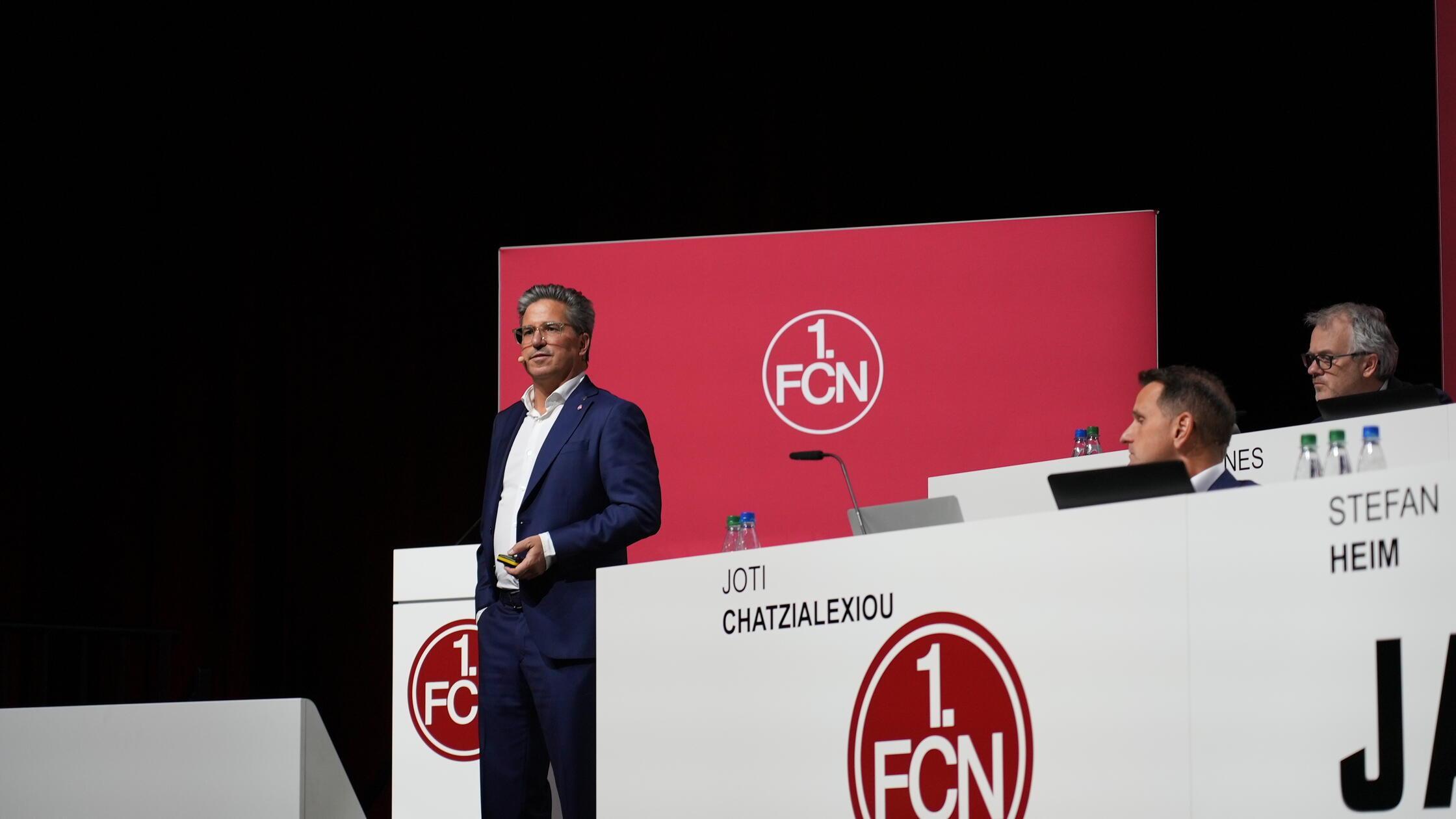 Denn diese Aufgabe kommt seitdem Neu-Vorstand Stefan Heim zuteil. Und der eröffnet mit seinem Vortrag die Berichtsrunde der Vorstände.