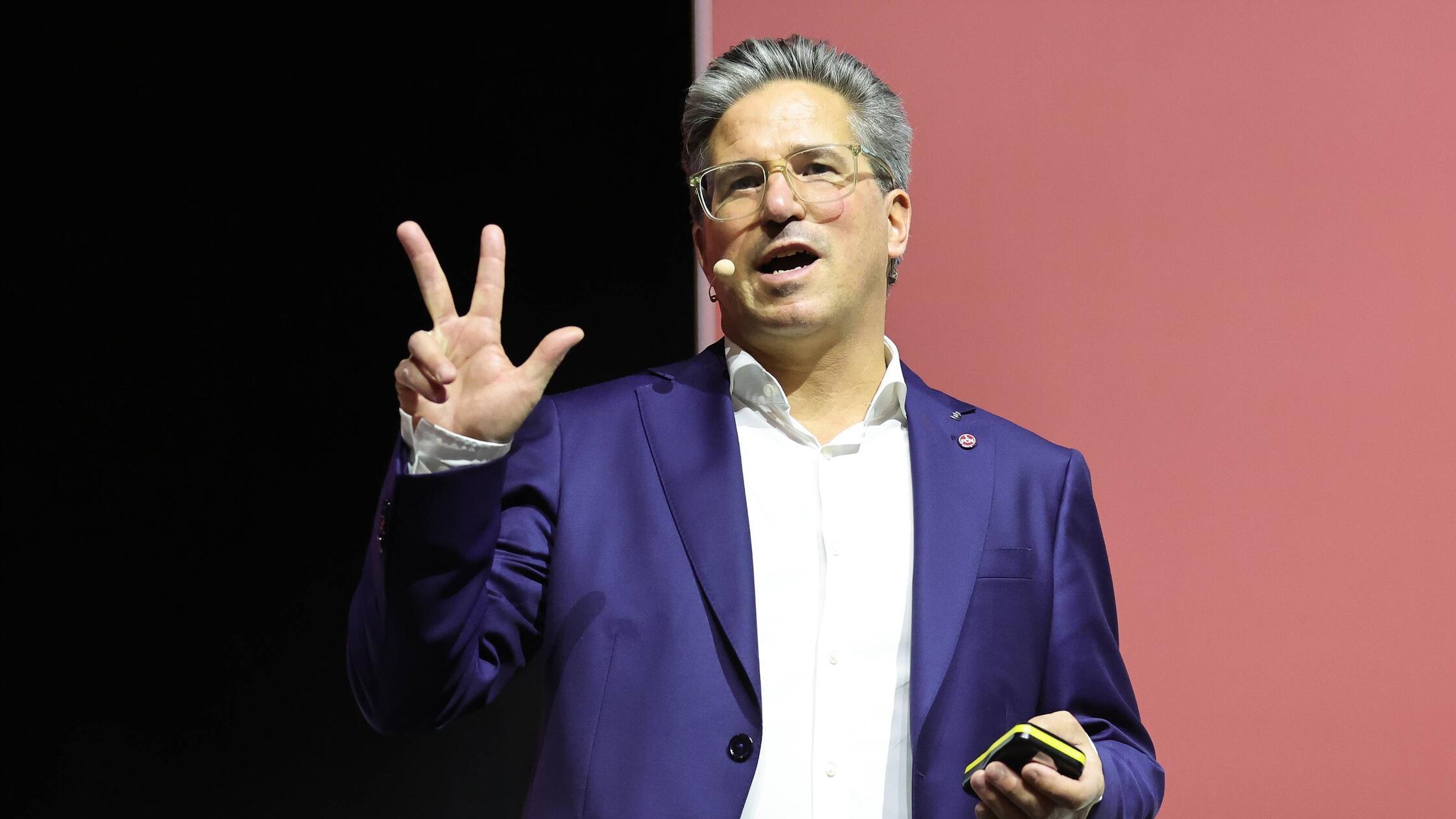 Keine leichte Aufgabe: Heim muss ein Minus von 1,4 Millionen Euro in der Saison 2023/24 erklären - für das er selbst gar nicht verantwortlich ist. In der Halle wird sein Vortrag dennoch wohlwollend aufgenommen.