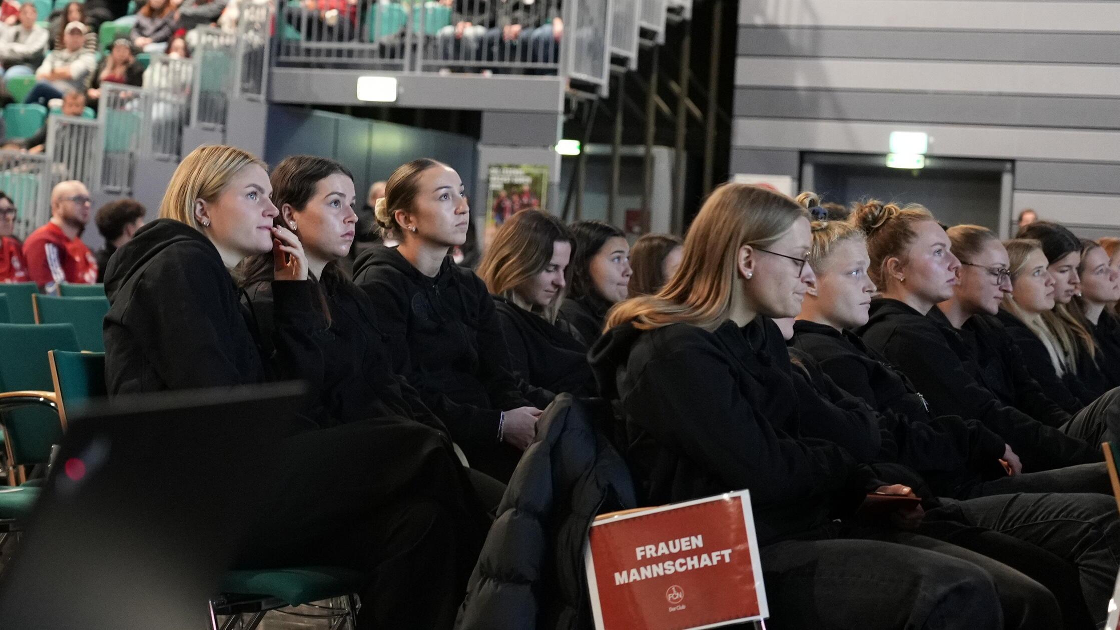 Bereits zu Veranstaltungsbeginn sind die Spielerinnen der Club-Frauen anwesend - und sie waren auch die Aktiven mit dem besten Sitzfleisch, verlassen die Halle erst nach fünfeinhalb Stunden nach der Wahl der Aufsichtsräte.