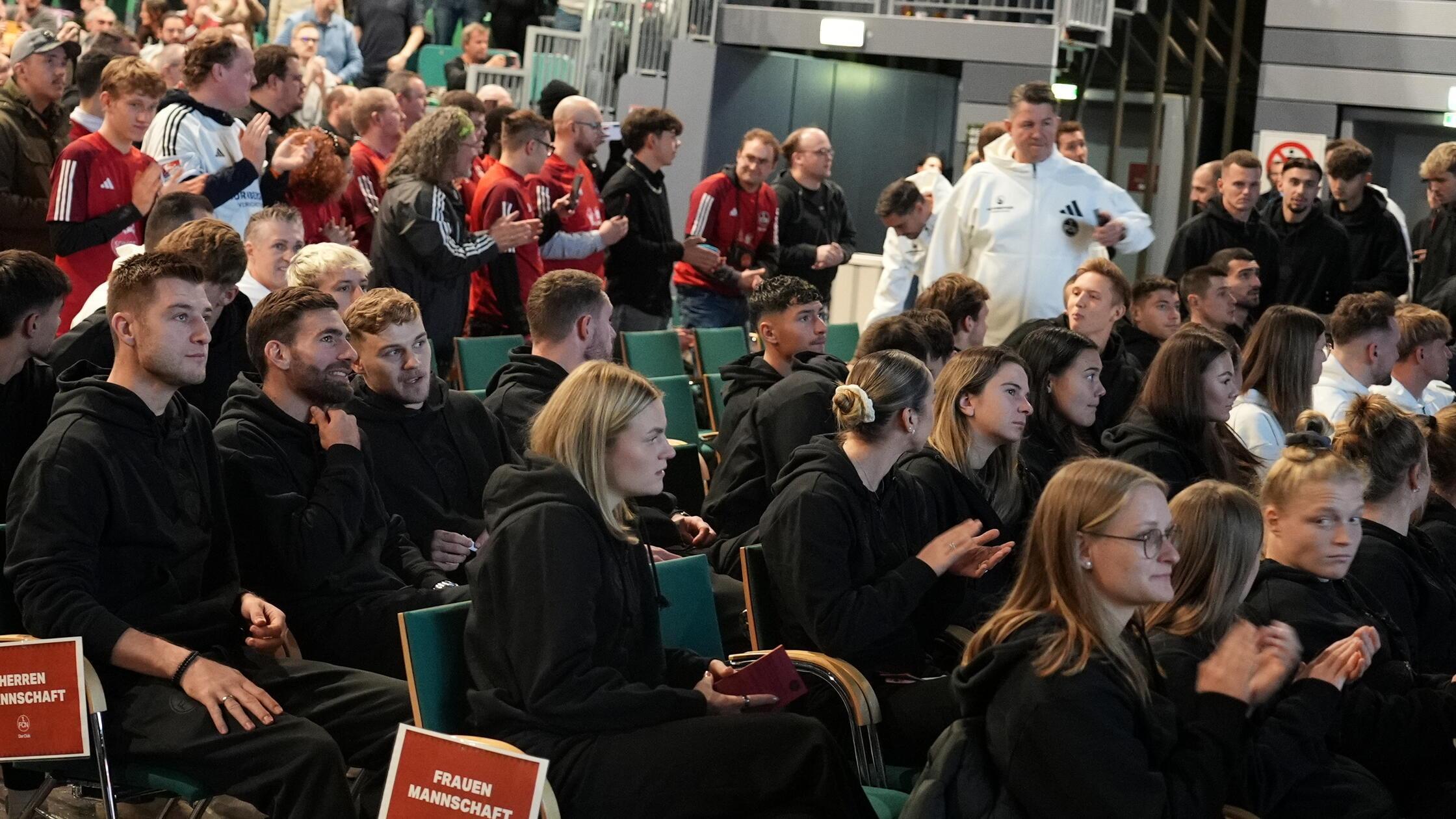 Die Männer treffen hingegen mit leichter Verspätung ein: Nach der Niederlage in Paderborn am Vorabend stand am Samstagmorgen ein Training auf dem Plan - allerdings ein planmäßiges, kein Straftraining.