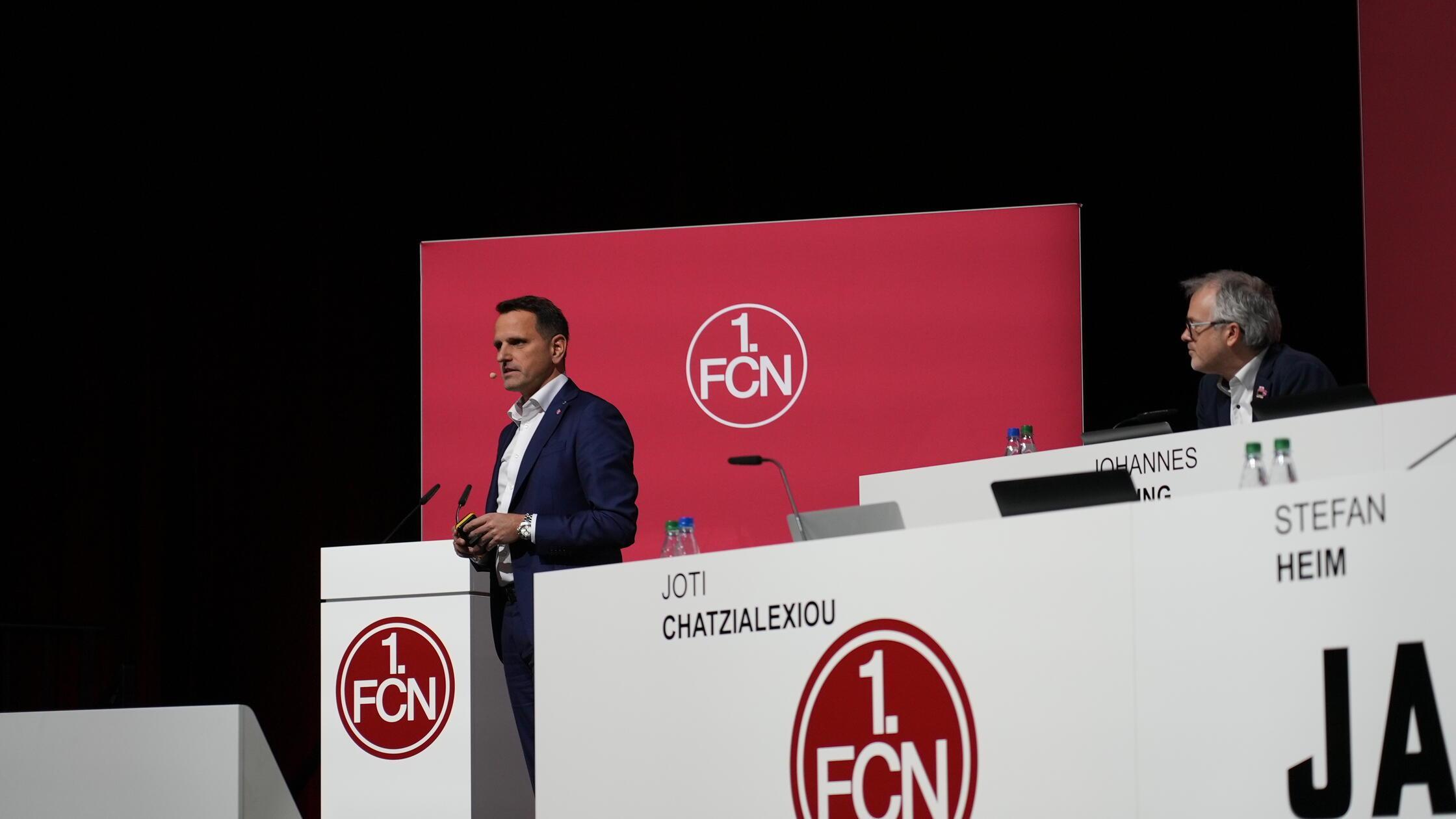 Nächster Mann am Rednerpult: Sportvorstand Joti Chatzialexiou. Er hat leichteres Spiel - sowohl bei den Herren als auch vor allem bei den Frauen läuft es derzeit blendend. Zur vorangegangenen Spielzeit, sagt Chatzialexiou, könne und wolle er nicht viel sagen.