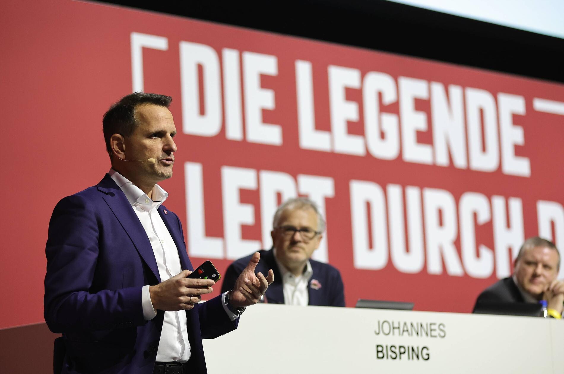 Eine kleine Spitze gegen die vorherige sportliche Leitung erlaubt sich der starke Mann beim Club dann doch: Eine verunsicherte Mannschaft habe er bei seiner Ankunft erlebt, sagt Chatzialexiou. Deswegen auch die ungewöhnlich aktive Transferperiode mit 23 Abgängen und 15 Zugängen.