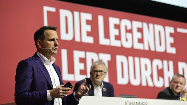 Eine kleine Spitze gegen die vorherige sportliche Leitung erlaubt sich der starke Mann beim Club dann doch: Eine verunsicherte Mannschaft habe er bei seiner Ankunft erlebt, sagt Chatzialexiou. Deswegen auch die ungewöhnlich aktive Transferperiode mit 23 Abgängen und 15 Zugängen.