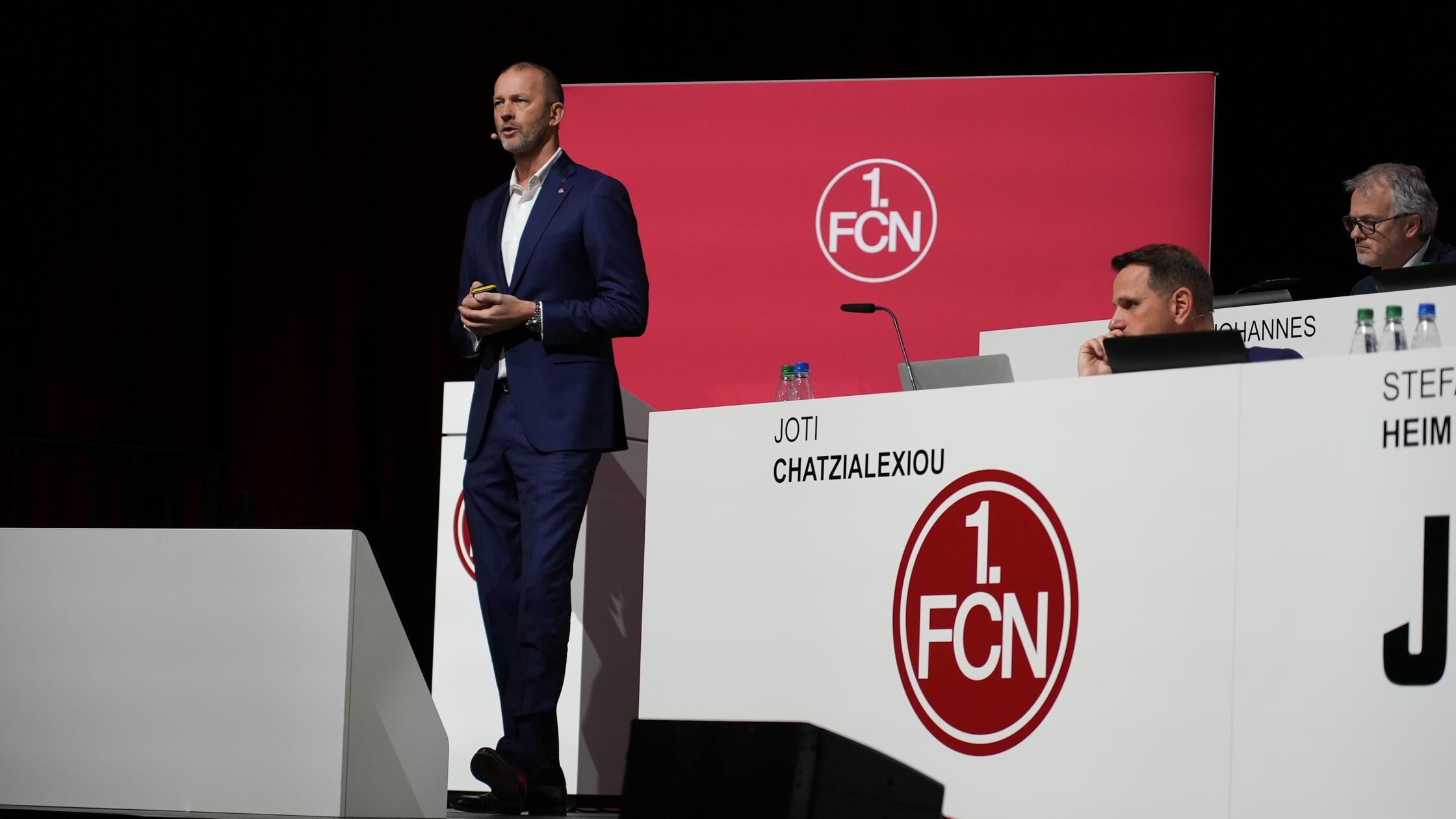 Dritter Vorstand im Bunde: Niels Rossow. Er verkündet, dass der Club beim kommenden Heimspiel gegen Fortuna Düsseldorf in einem Sondertrikot auflaufen werde, das von den Ultras designt wurde. Auflage: 2.700 Stück. Zu sehen gibt es das Shirt noch nicht.