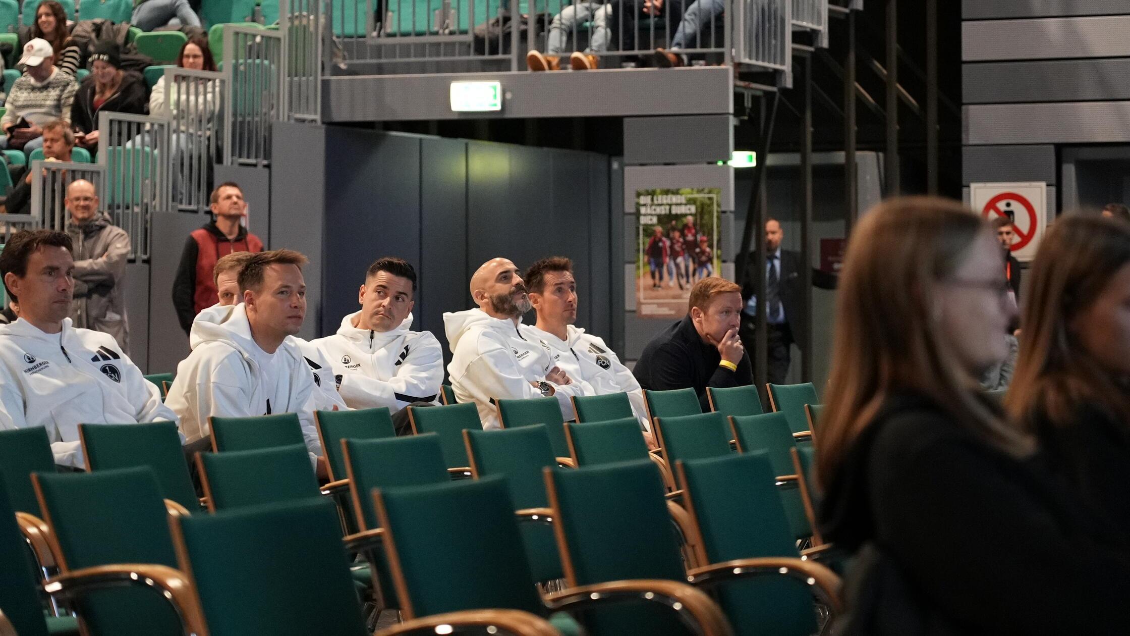 Die Spieler verlassen die Veranstaltung nach Peter Meiers Vortrag - Publikumsliebling Javier Pinola und Cheftrainer Miroslav Klose harren weiter aus.