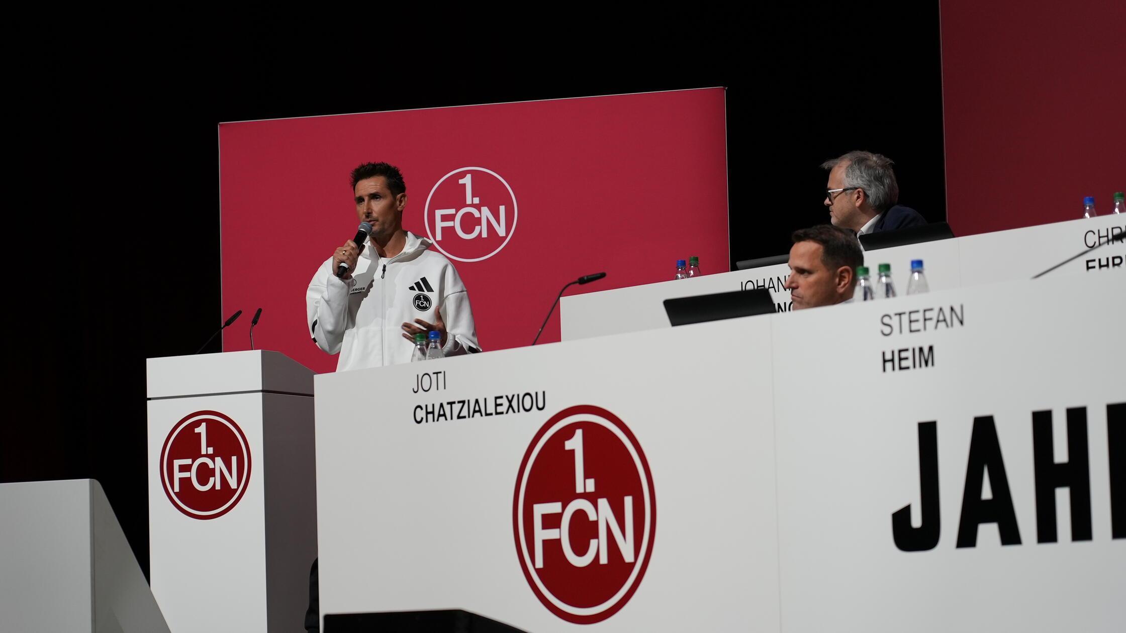 Letzterer ergreift nach einer Wortmeldung eines Mitglieds schließlich spontan das Mikrofon. Mit ihm und dem FCN, das passe einfach "wie Arsch auf Eimer" sagt Klose - und erntet tosenden Applaus.