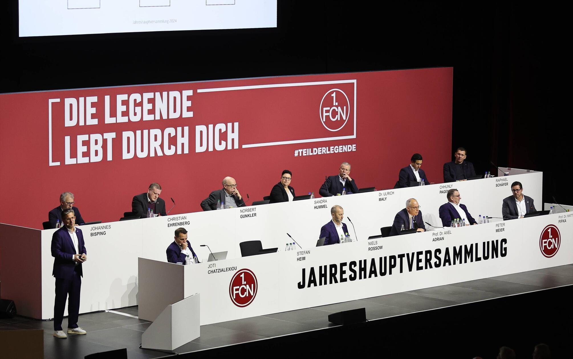 Eine Anekdote eines weiblichen Mitglieds sorgt für Erheiterung: Sie berichtet von einem SEK-Einsatz am Eingang wegen einer verbotenerweise mitgebrachten Salzstange. Damit will die Dame auf die Unverhältnismäßigkeit des Vorgehens der Stadion-Security aufmerksam machen.