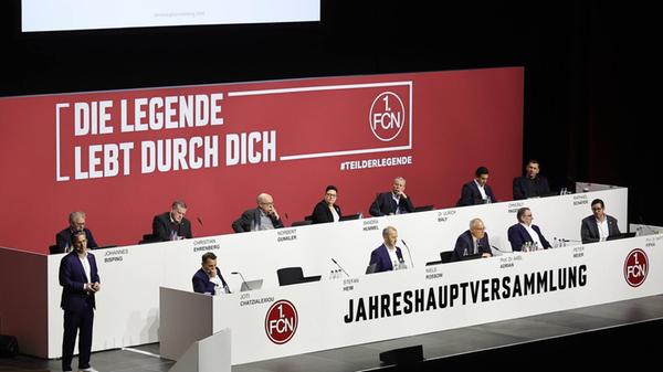 Eine Anekdote eines weiblichen Mitglieds sorgt für Erheiterung: Sie berichtet von einem SEK-Einsatz am Eingang wegen einer verbotenerweise mitgebrachten Salzstange. Damit will die Dame auf die Unverhältnismäßigkeit des Vorgehens der Stadion-Security aufmerksam machen.