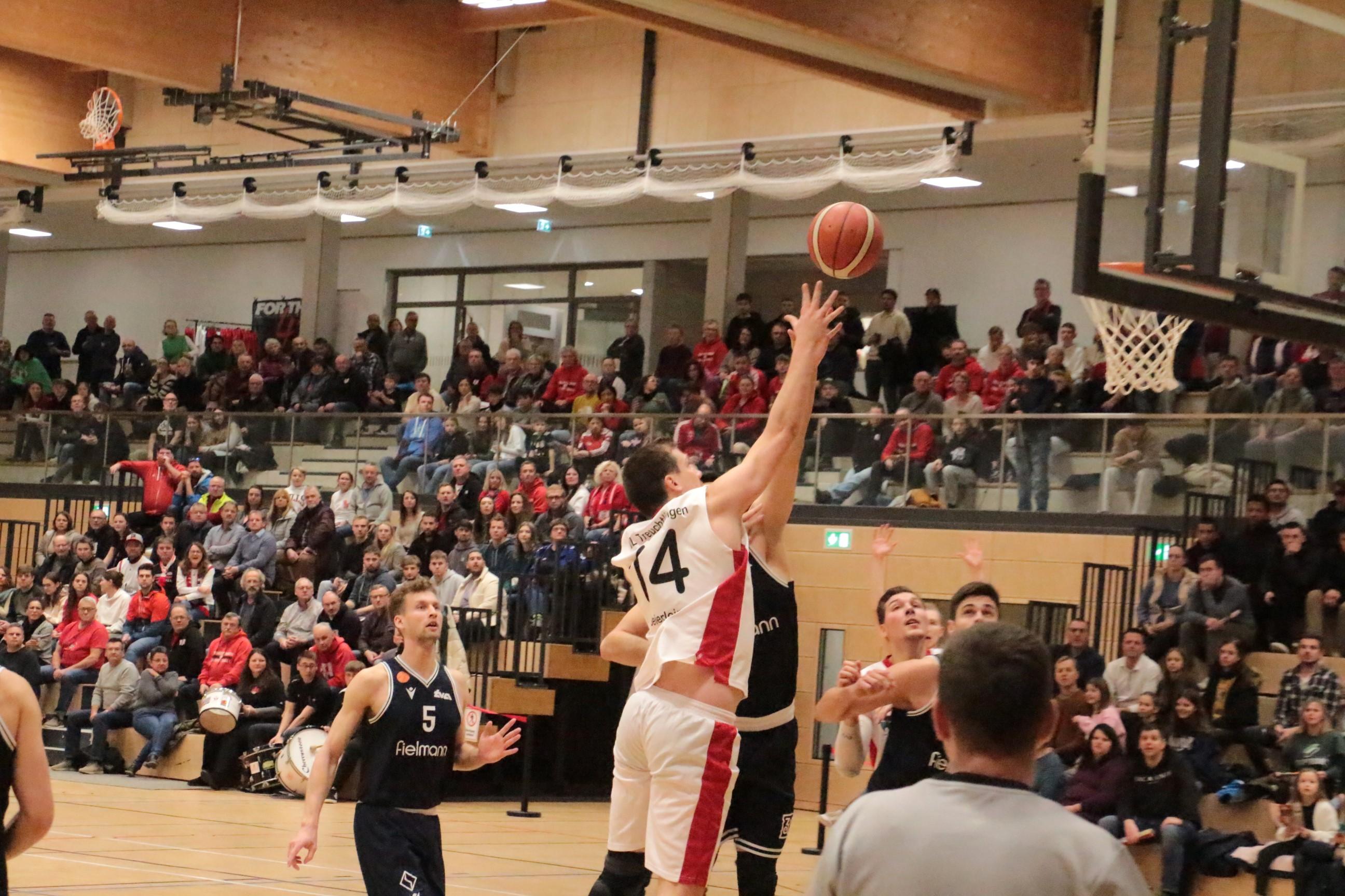Ein wilder Basketballabend mit tobenden Treuchtlingen