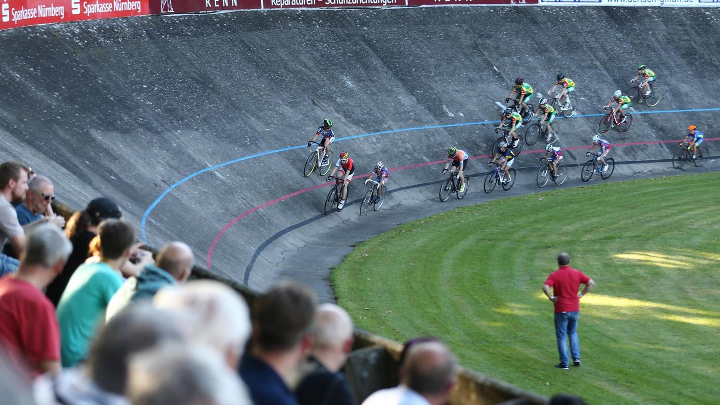 Die Radrennbahn ist Geschichte, hier entstehen rund 250 Wohnungen. Die Radrennbahn ist Geschichte, hier entstehen rund 250 Wohnungen.