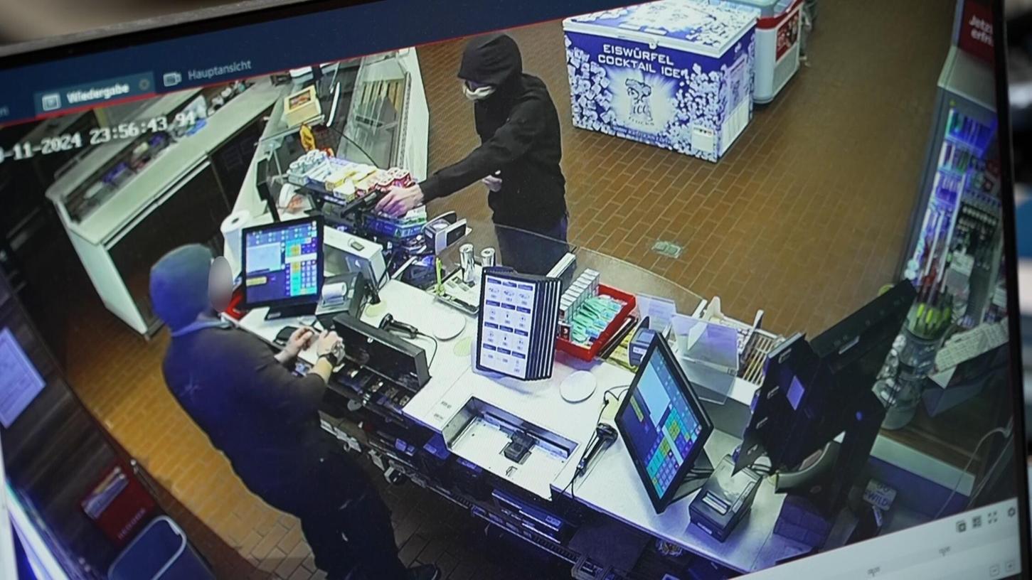 Die Überwachungskamera hat den Überfall in einer Gunzenhäuser Tankstelle aufgenommen. Hier sieht man, wie der Täter dem Mitarbeiter eine Waffe vor das Gesicht hält. Die Überwachungskamera hat den Überfall in einer Gunzenhäuser Tankstelle aufgenommen. Hier sieht man, wie der Täter dem Mitarbeiter eine Waffe vor das Gesicht hält.