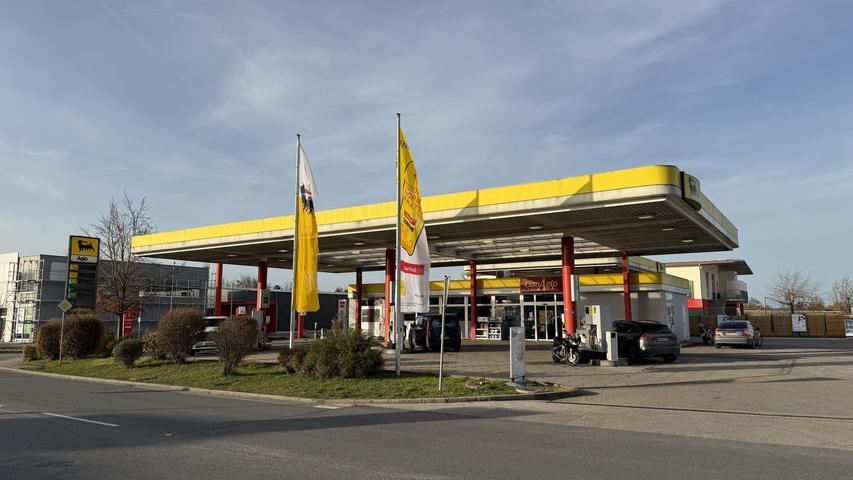 Diese Tankstelle wurde in Gunzenhausen überfallen. Der Mitarbeiter wurde mit einer Waffe bedroht. Diese Tankstelle wurde in Gunzenhausen überfallen. Der Mitarbeiter wurde mit einer Waffe bedroht.