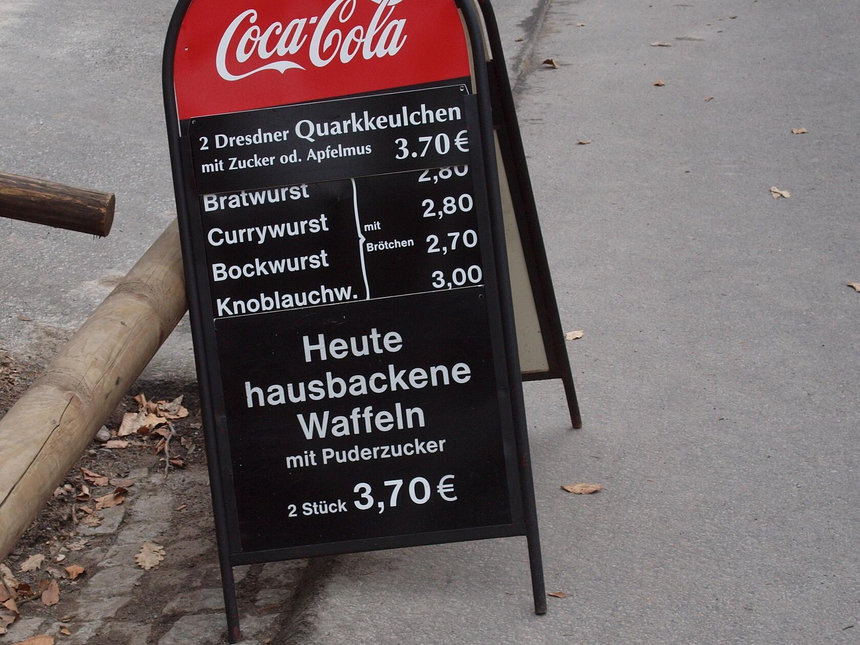 „Gesehen vor einem Kiosk an der Bastei im Elbsandsteingebirge. Auf eine Verkostung der angepriesenen Waffeln habe ich verzichtet“, schreibt uns Gerhard Müller aus Schwabach.