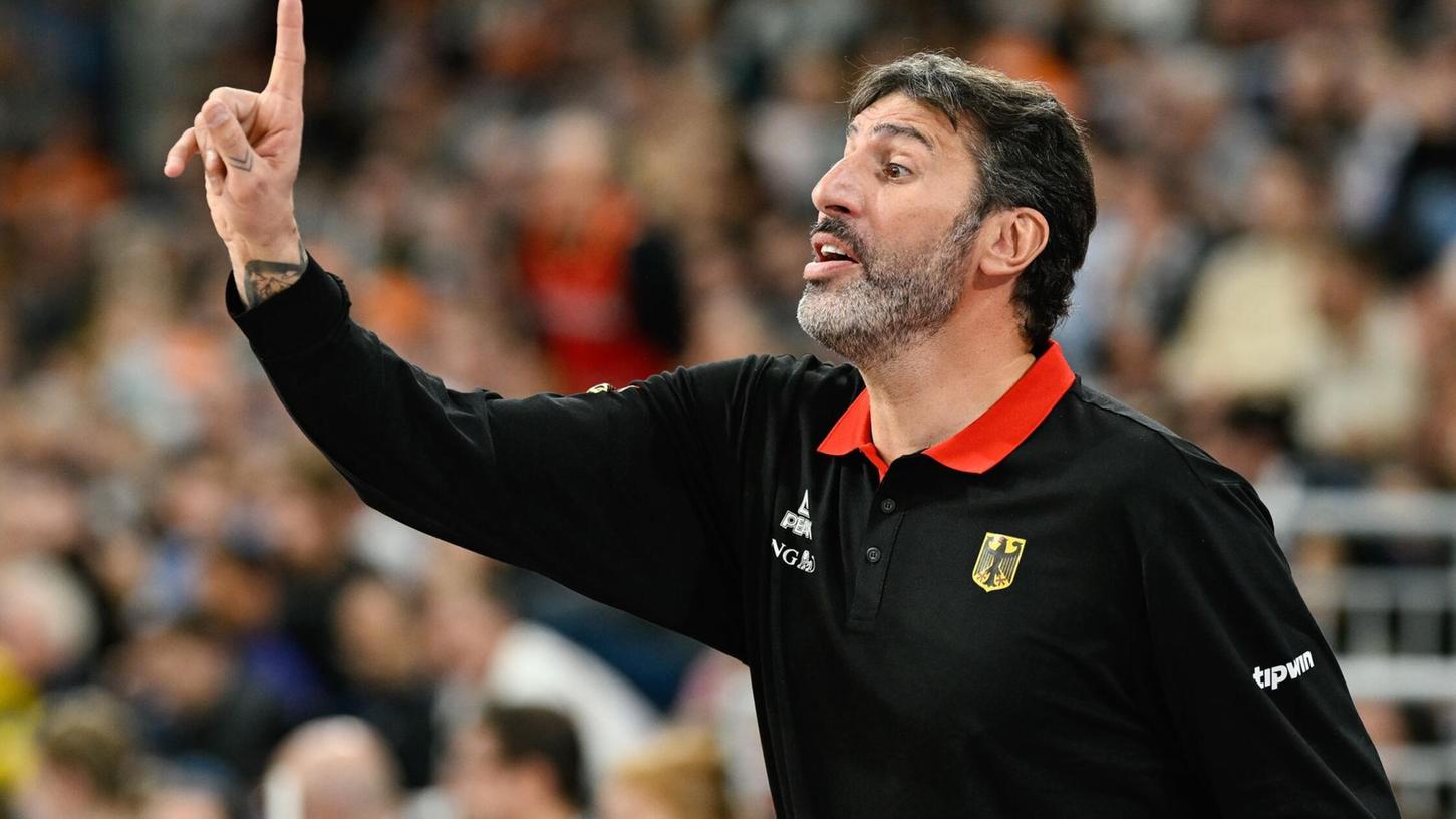 Zufrieden und erleichtert: Basketball-Bundestrainer Álex Mumbrú nach seinem ersten Sieg. Zufrieden und erleichtert: Basketball-Bundestrainer Álex Mumbrú nach seinem ersten Sieg.