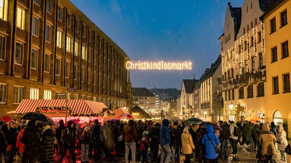 Bei der Eröffnung des Christkindlesmarktes 2023 gab es trotz Kälte und Schneefall einen großen Ansturm.