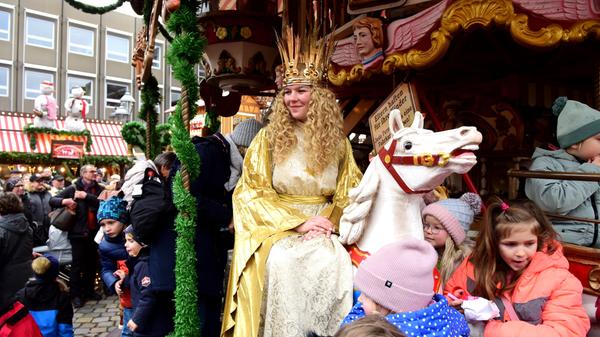 2023 ist Nellli Lunkenheimer zum ersten Mal das Nürnberger Christkind. Hier besucht sie die Kinderweihnacht und den Christkindlesmarkt