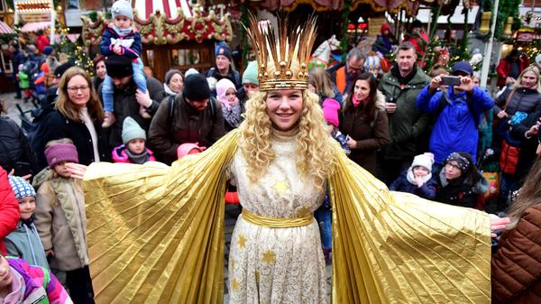 Das Nürnberger Christkind Nellli Lunkenheimer besucht die Kinderweihnacht und den Christkindlesmarkt.