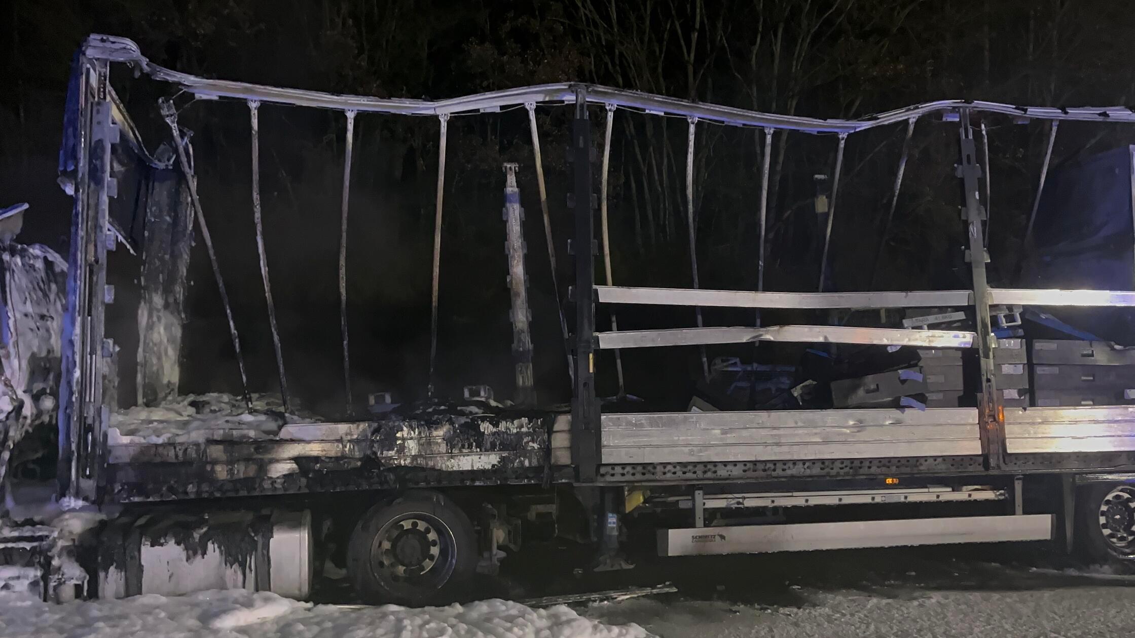 Ein Lkw war gerade auf der A6 zwischen Lichtenau und Ansbach in Fahrtrichtung Heilbronn unterwegs, als er plötzlich Feuer fing.