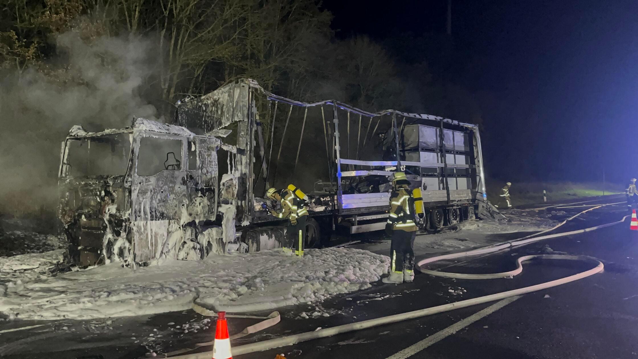 Der Fahrer konnte aus seinem brennenden Fahrzeug aussteigen, erlitt nach ersten Angaben aber dennoch leichte Verletzungen.