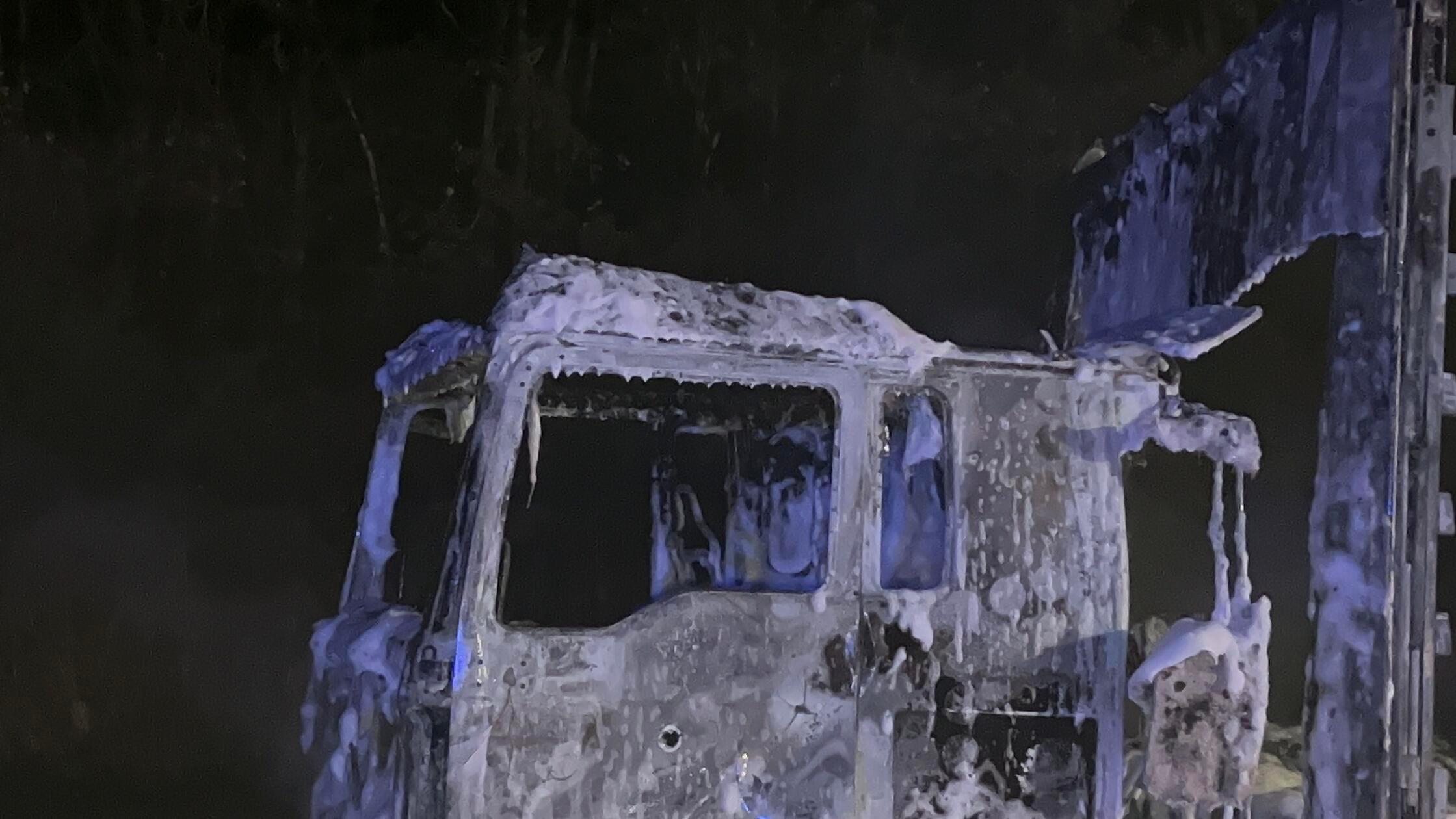 Die A6 blieb während der Löscharbeiten in beide Richtungen gesperrt.