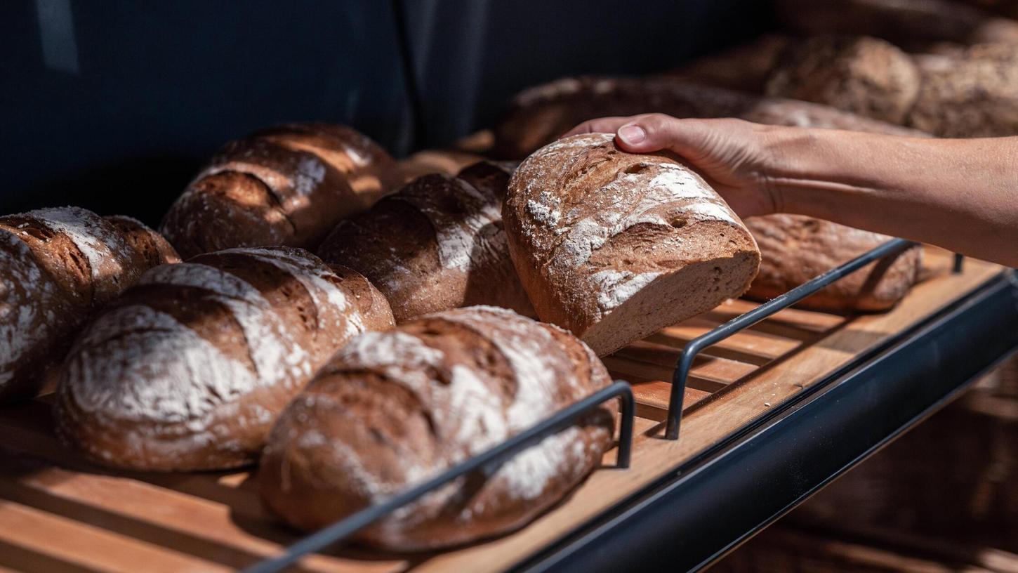 Brotsorten im Regal: Eine Bäckerei muss nun ihre Produkte zurückrufen. (Symbolbild) Brotsorten im Regal: Eine Bäckerei muss nun ihre Produkte zurückrufen. (Symbolbild)