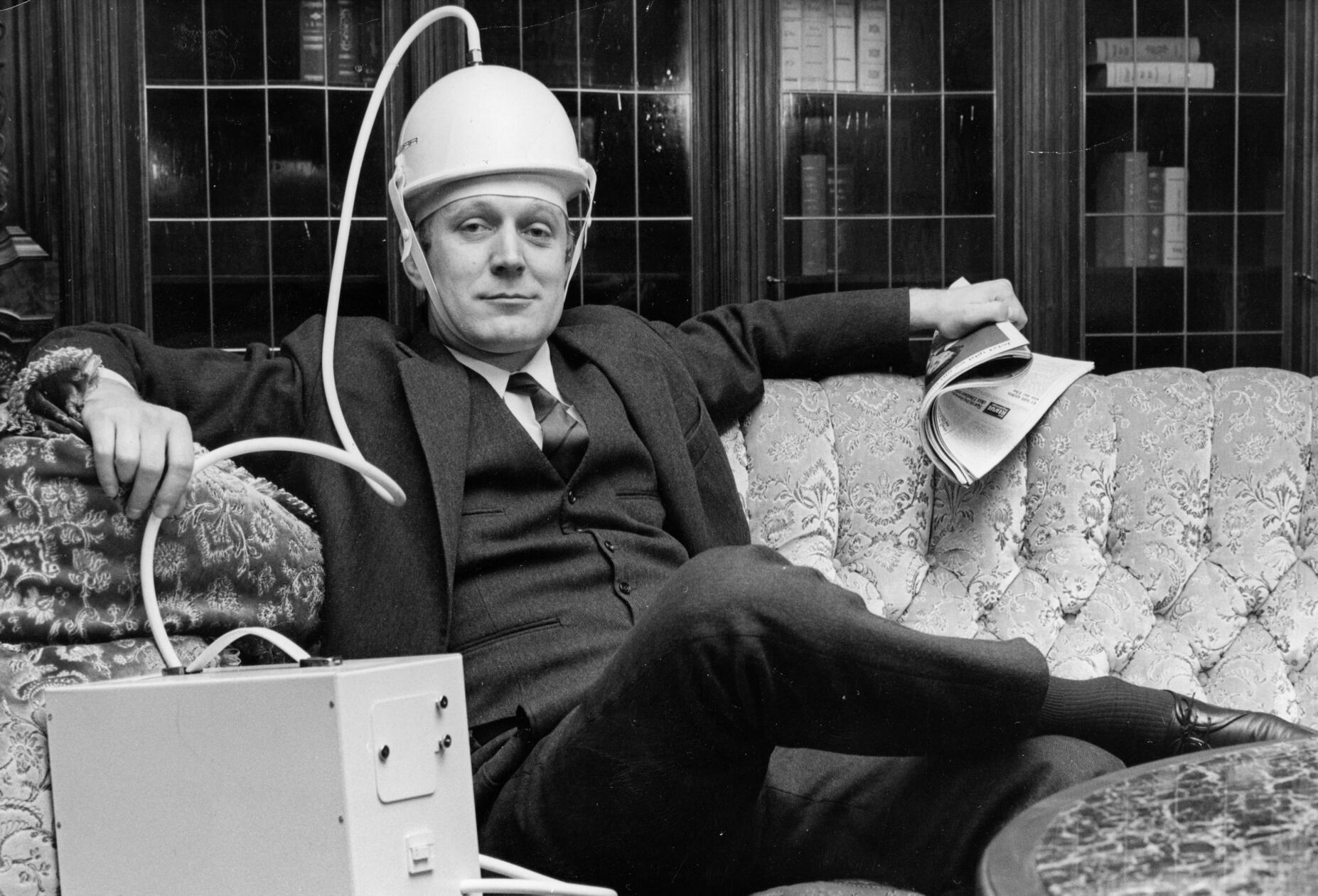 Erfindergeist im Jahre 1965: Der futuristisch anmutende Massage-Helm, der auf der Internationalen Erfinder- und Neuheitenmesse IENA in Nürnberg als eine von 64.500 Patentanmeldungen präsentiert wurde, war über einen Schlauch mit einem kleinen Rotationskompressor verbunden und versprach eine angenehme Kopfmassage. Man möchte dem sympathischen Erfinder gerne glauben, dass zwischen Zeitungslektüre und dem Zischen des Kompressors wohlige Entspannung auf Knopfdruck möglich war.