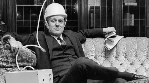 Erfindergeist im Jahre 1965: Der futuristisch anmutende Massage-Helm, der auf der Internationalen Erfinder- und Neuheitenmesse IENA in Nürnberg als eine von 64.500 Patentanmeldungen präsentiert wurde, war über einen Schlauch mit einem kleinen Rotationskompressor verbunden und versprach eine angenehme Kopfmassage. Man möchte dem sympathischen Erfinder gerne glauben, dass zwischen Zeitungslektüre und dem Zischen des Kompressors wohlige Entspannung auf Knopfdruck möglich war.