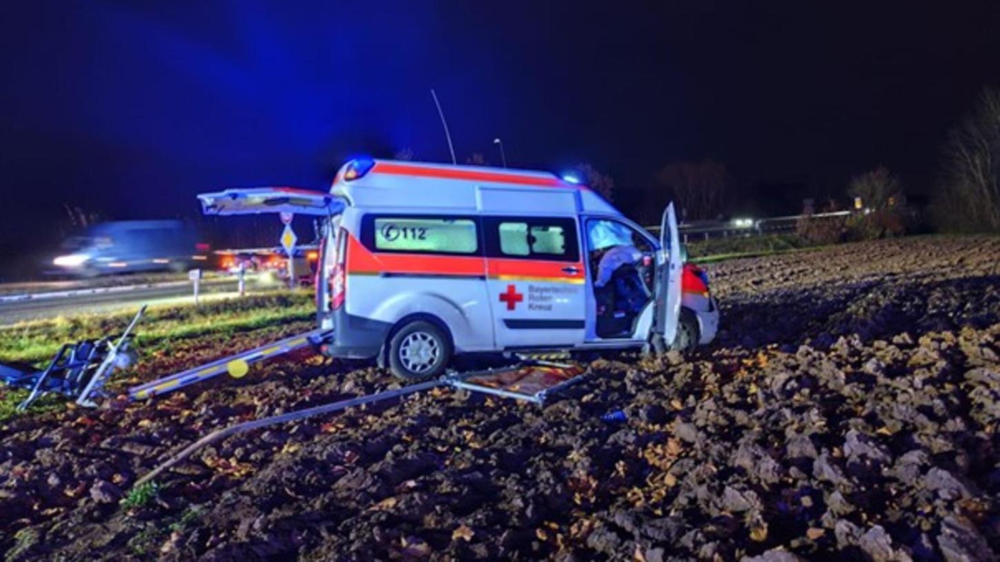 Vier Verletzte sind das Resultat eines Unfalls mit einem Rettungswagen bei einem Notfalleinsatz. Vier Verletzte sind das Resultat eines Unfalls mit einem Rettungswagen bei einem Notfalleinsatz.