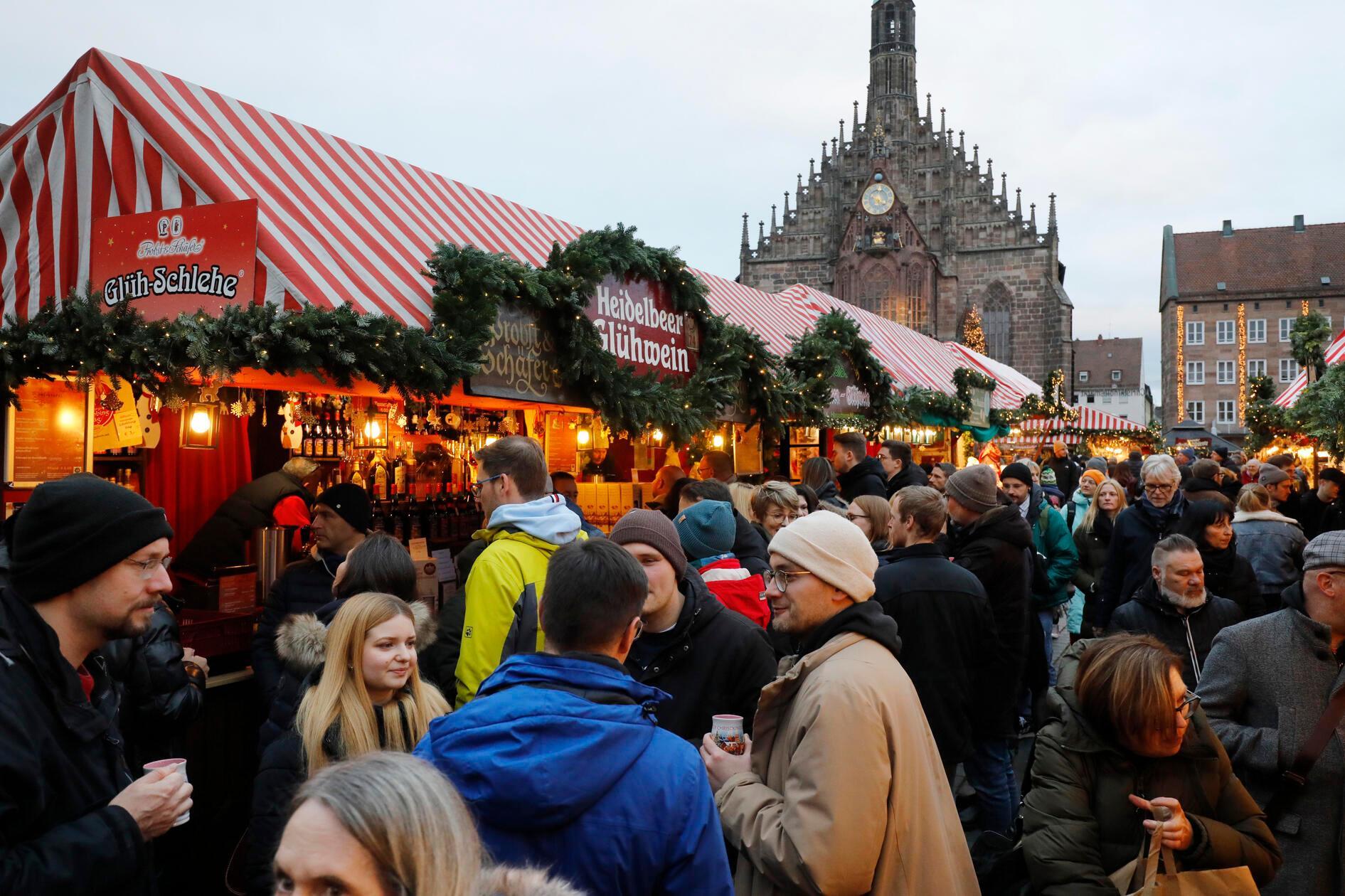 Traditionell gut besucht ist der Christkindlesmarkt. Dicht gedrängt laufen die Menschen zwischen den Ständen über den Hauptmarkt.