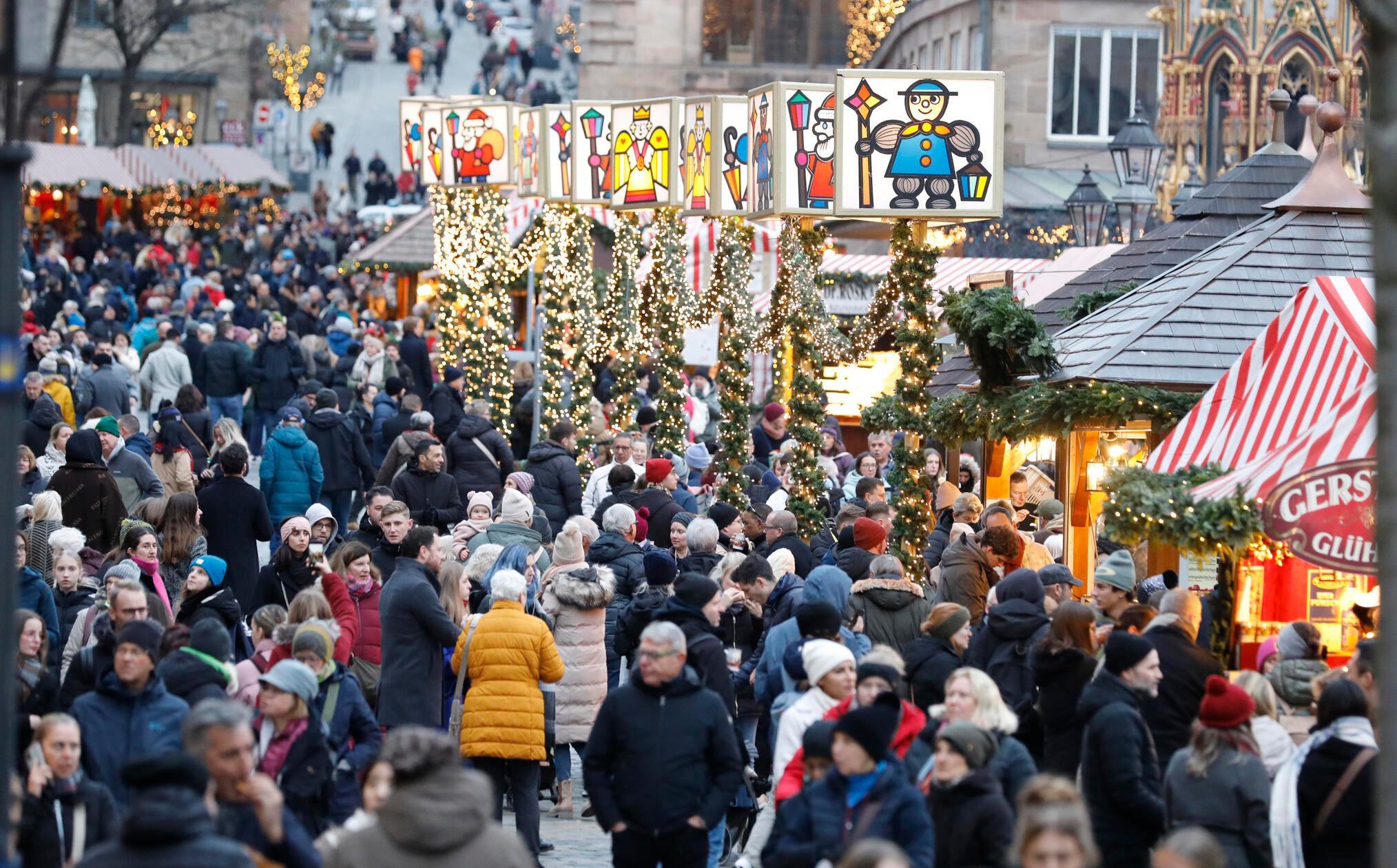 Festlich geschmückt und stimmungsvoll beleuchtet präsentiert sich der Christkindlesmarkt auch in diesem Jahr.
