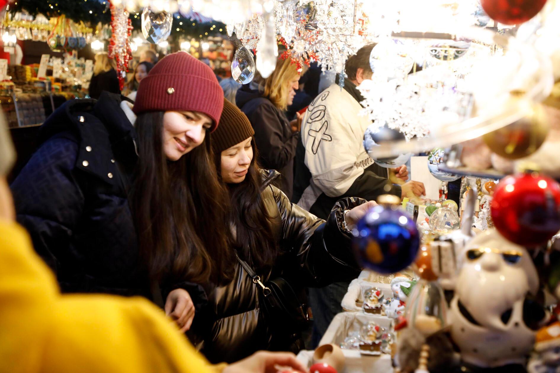 Auch, wenn an den Ständen des Christkindlesmarktes keine Black-Friday-Angebote locken - die Besucherinnen und Besucher stöbern eifrig.