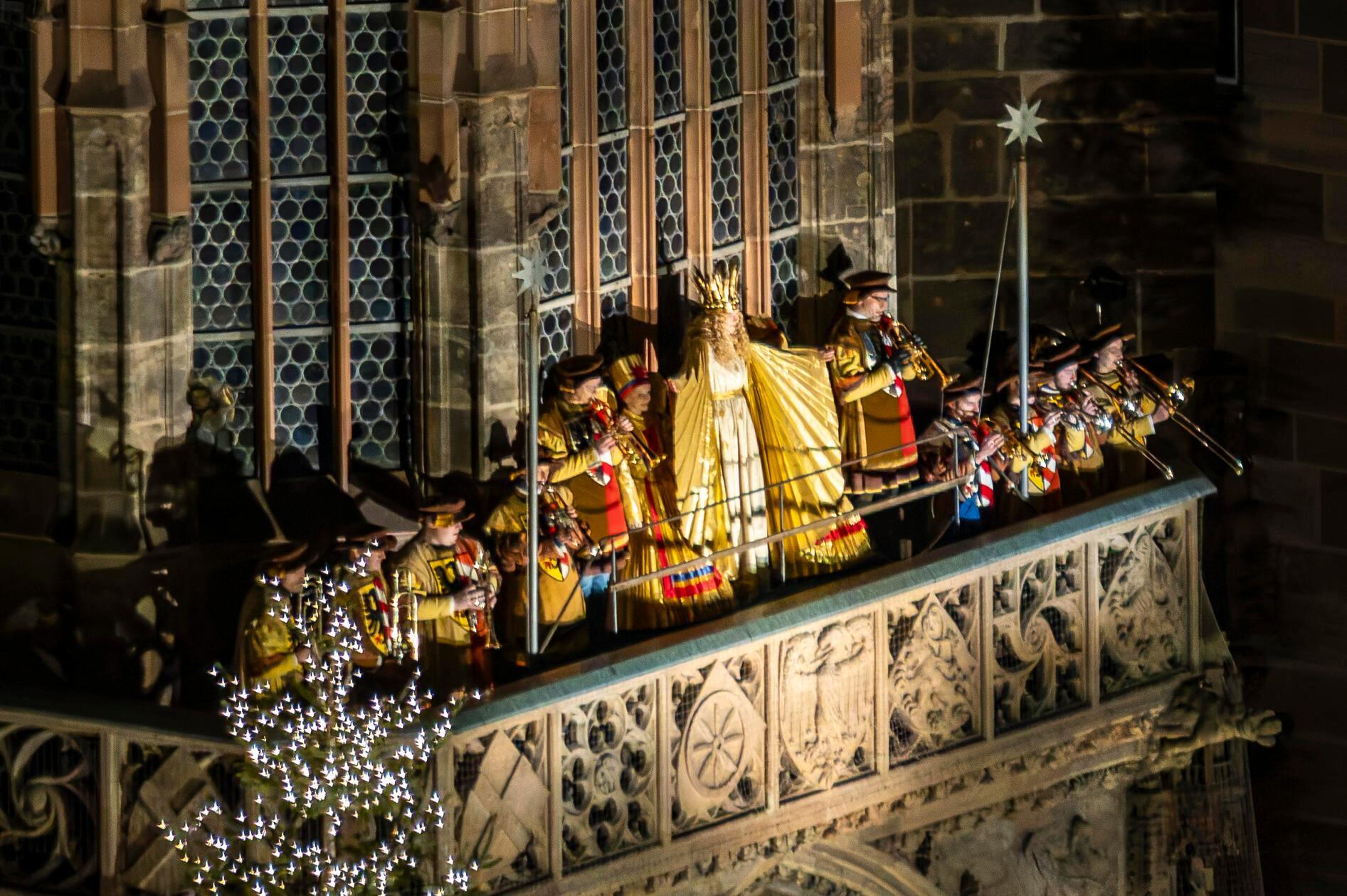 Um 17.30 Uhr eröffnet Christkind Nelli Lunkenheimer den Christkindlesmarkt offiziell.