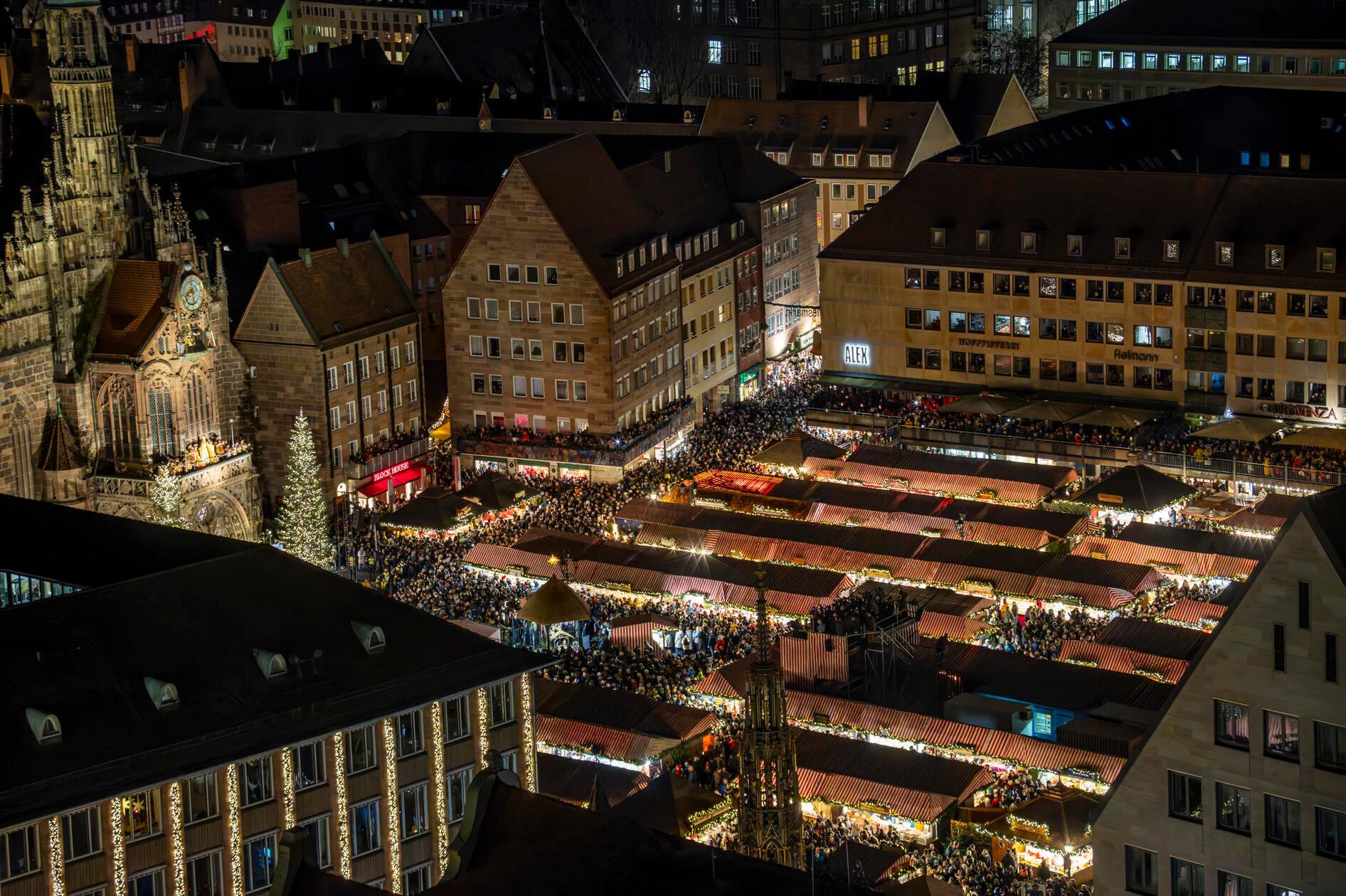 In altbekannter Pracht erstreckt sich das "Städtlein in der Stadt, aus Holz und Tuch gemacht" über den Hauptmarkt...